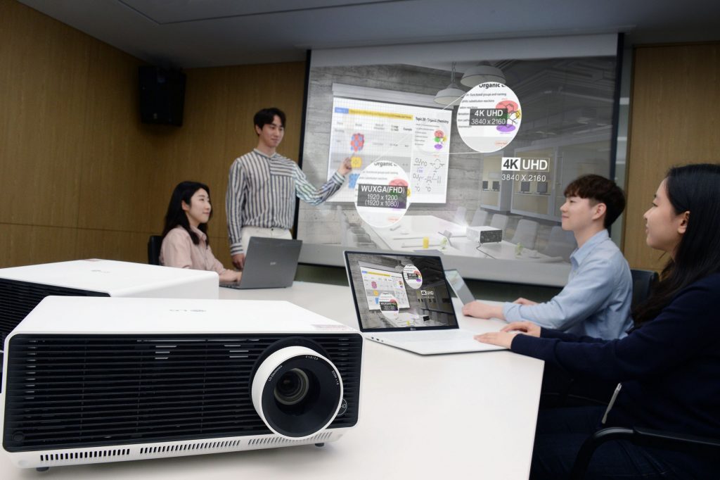 LG전자 임직원들이 LG서울역빌딩 회의실에서 4K UHD 해상도뿐 아니라 다양한 편의 기능까지 탑재한 비즈니스 프로젝터 'LG 프로빔' 신제품(모델명: BU50NST)으로 회의를 하고 있다.