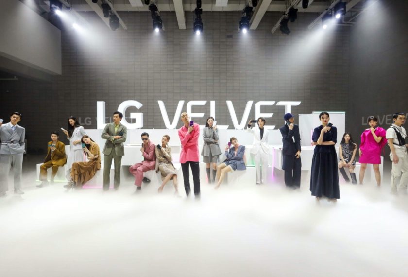 LG전자가 7일 ‘LG 벨벳’ 런칭 행사를 온라인으로 공개했다. LG전자는 ‘LG 벨벳’의 완성도 높은 디자인과 다양한 색상을 강조하기 위해 신제품 행사를 온라인 패션쇼 컨셉으로 꾸몄다. 패션모델들이 LG 벨벳을 들고 개성있는 포즈를 취하고 있다.