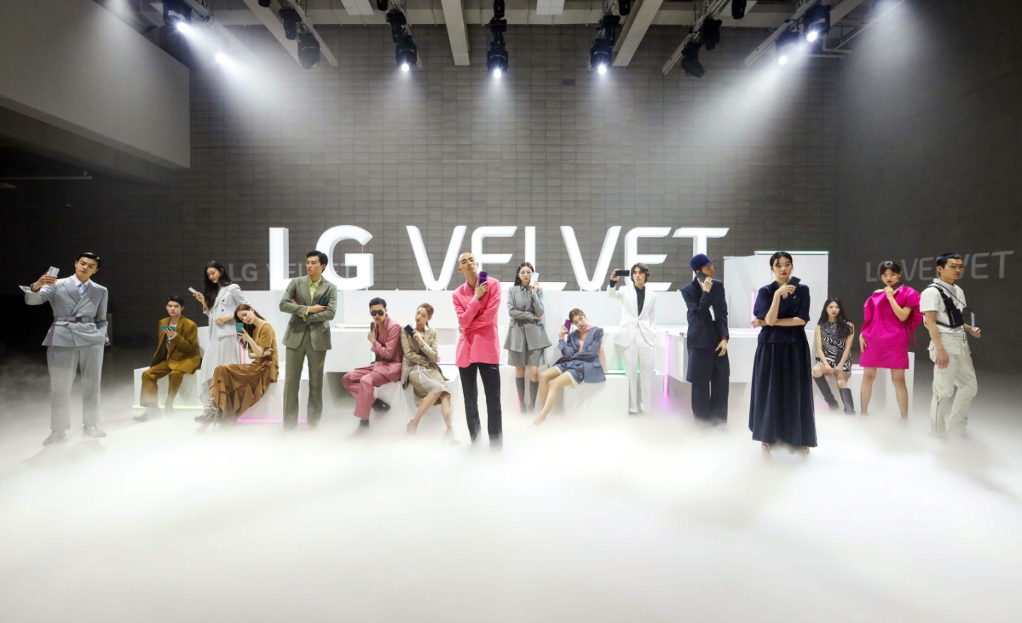 LG전자가 7일 ‘LG 벨벳’ 런칭 행사를 온라인으로 공개했다. LG전자는 ‘LG 벨벳’의 완성도 높은 디자인과 다양한 색상을 강조하기 위해 신제품 행사를 온라인 패션쇼 컨셉으로 꾸몄다. 패션모델들이 LG 벨벳을 들고 개성있는 포즈를 취하고 있다.