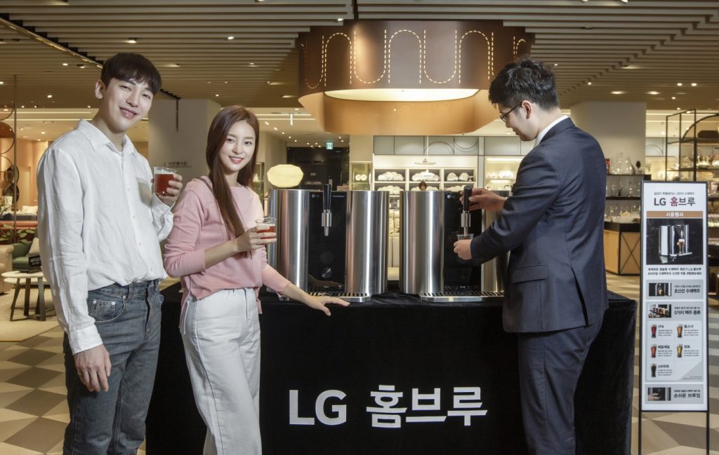 모델들이 지난 15일 신세계백화점 명동본점에서 'LG 홈브루' 시음행사를 참여하고 있다. 