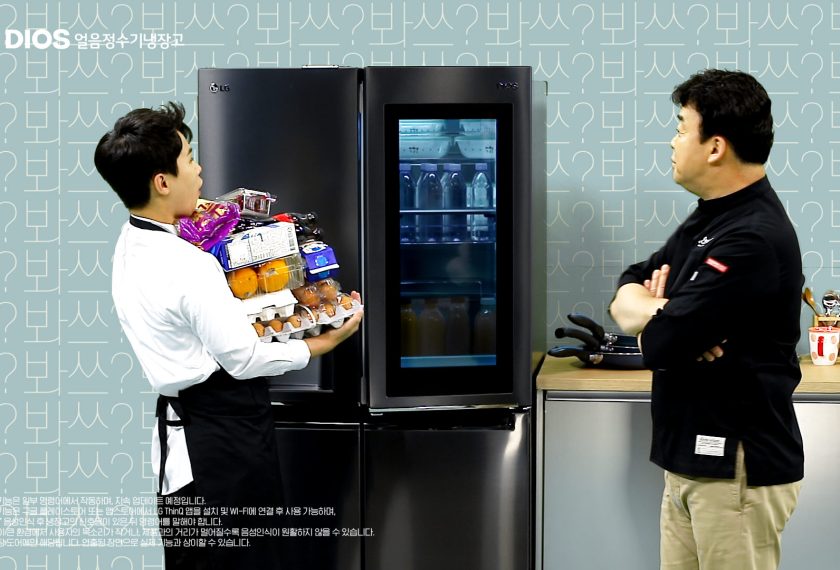 LG전자가 20일 방송인 백종원과 함께 LG 디오스 얼음정수기냉장고의 편리한 신기능을 소개하는 새로운 형식의 광고를 선보였다. 광고 속에서 백종원이 음성만으로 냉장고 문을 열자 양세형이 감탄하는 모습.