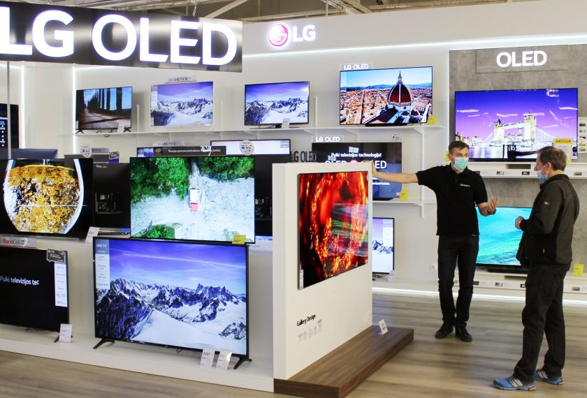 리투아니아 카우나스(Kaunas)市에 위치한 가전 매장을 찾은 고객이 LG 올레드 갤러리 TV를 둘러보고 있다