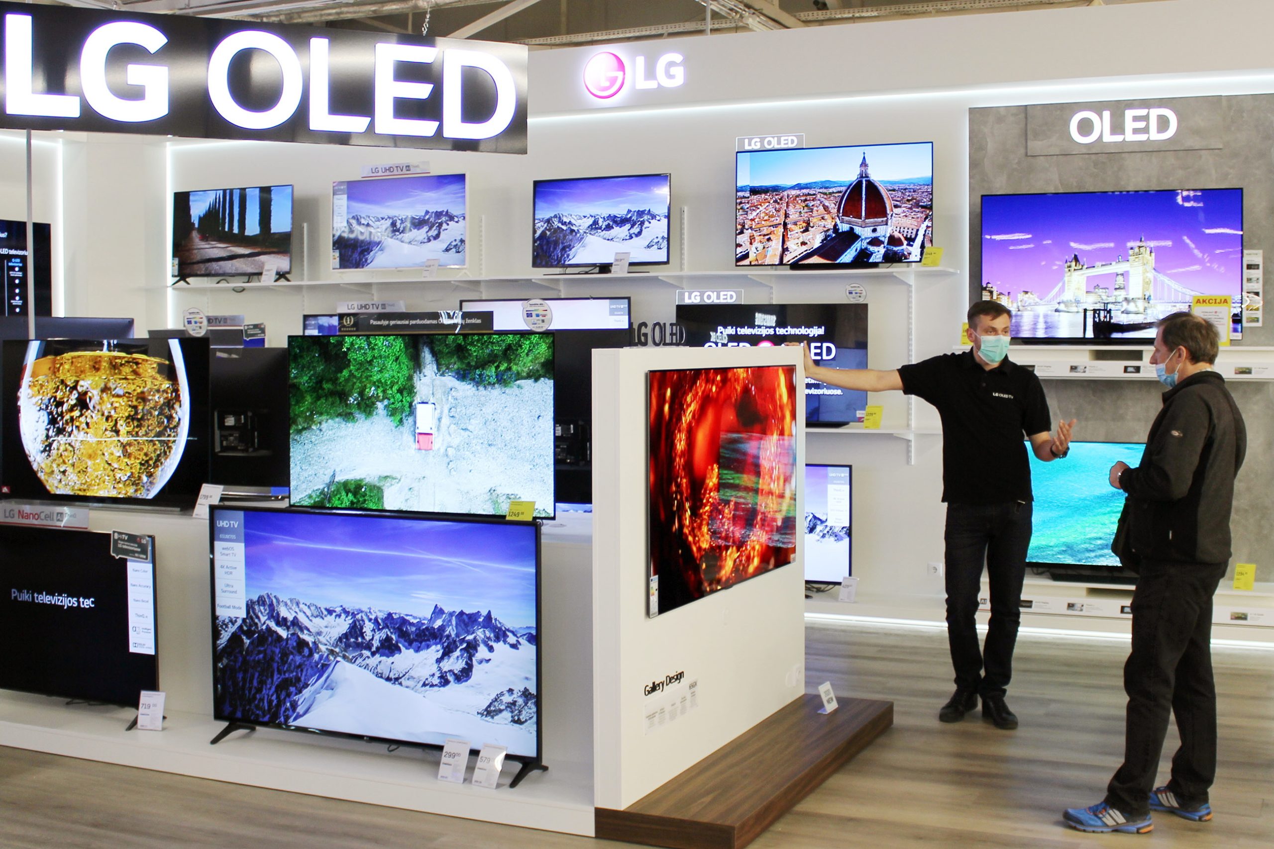 리투아니아 카우나스(Kaunas)市에 위치한 가전 매장을 찾은 고객이 LG 올레드 갤러리 TV를 둘러보고 있다