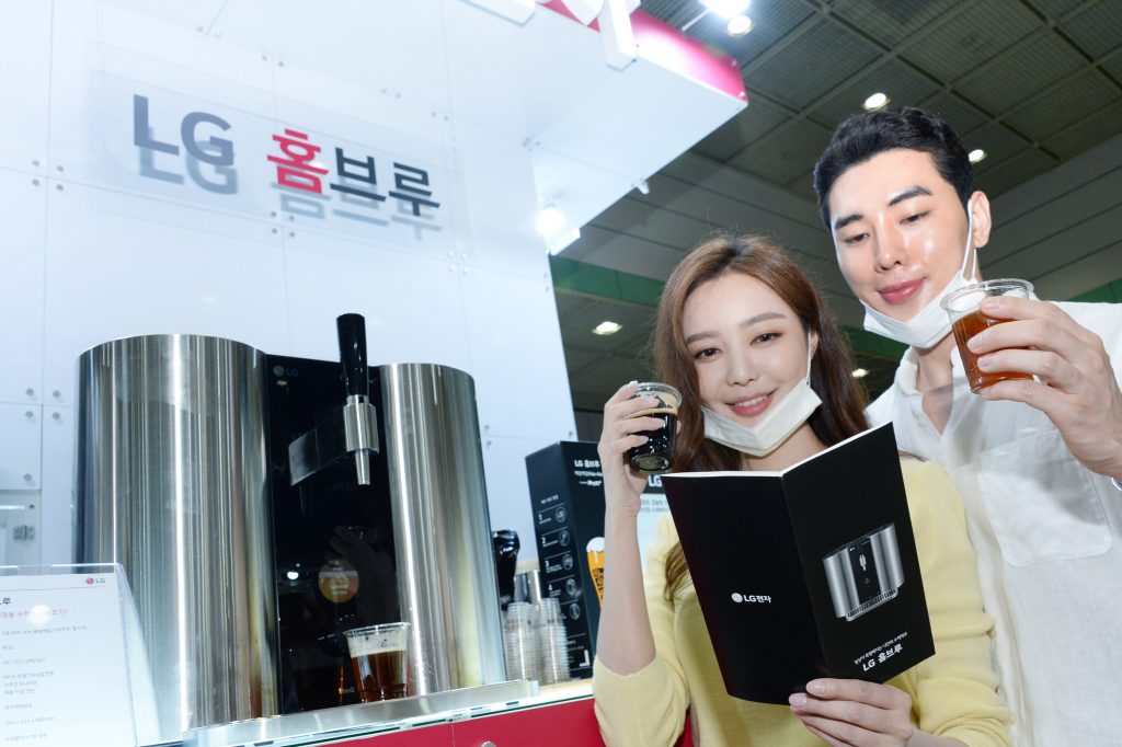 LG전자가 ‘2020 서울국제주류박람회’에 참가해 ‘LG 홈브루’로 만든 프리미엄 수제맥주를 선보였다.