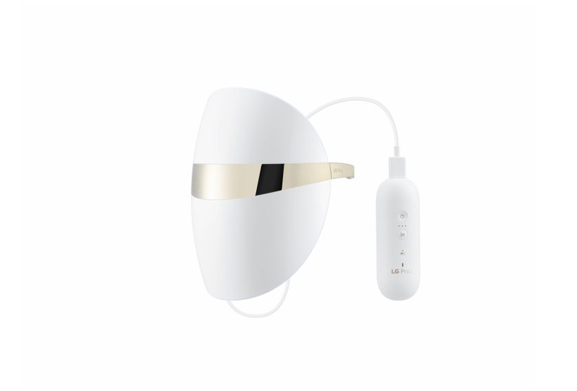 LG 프라엘 더마 LED 마스크가 지난달 24일 공고된 '비의료용 LED 마스크 예비안전기준'에 맞춘 안전성 시험을 통과했다. 시중에 판매되는 LED 마스크 가운데 이 시험을 통과한 것은 LG 프라엘이 유일하다. 모델이 LG 프라엘 더마 LED 마스크를 소개하고 있다.