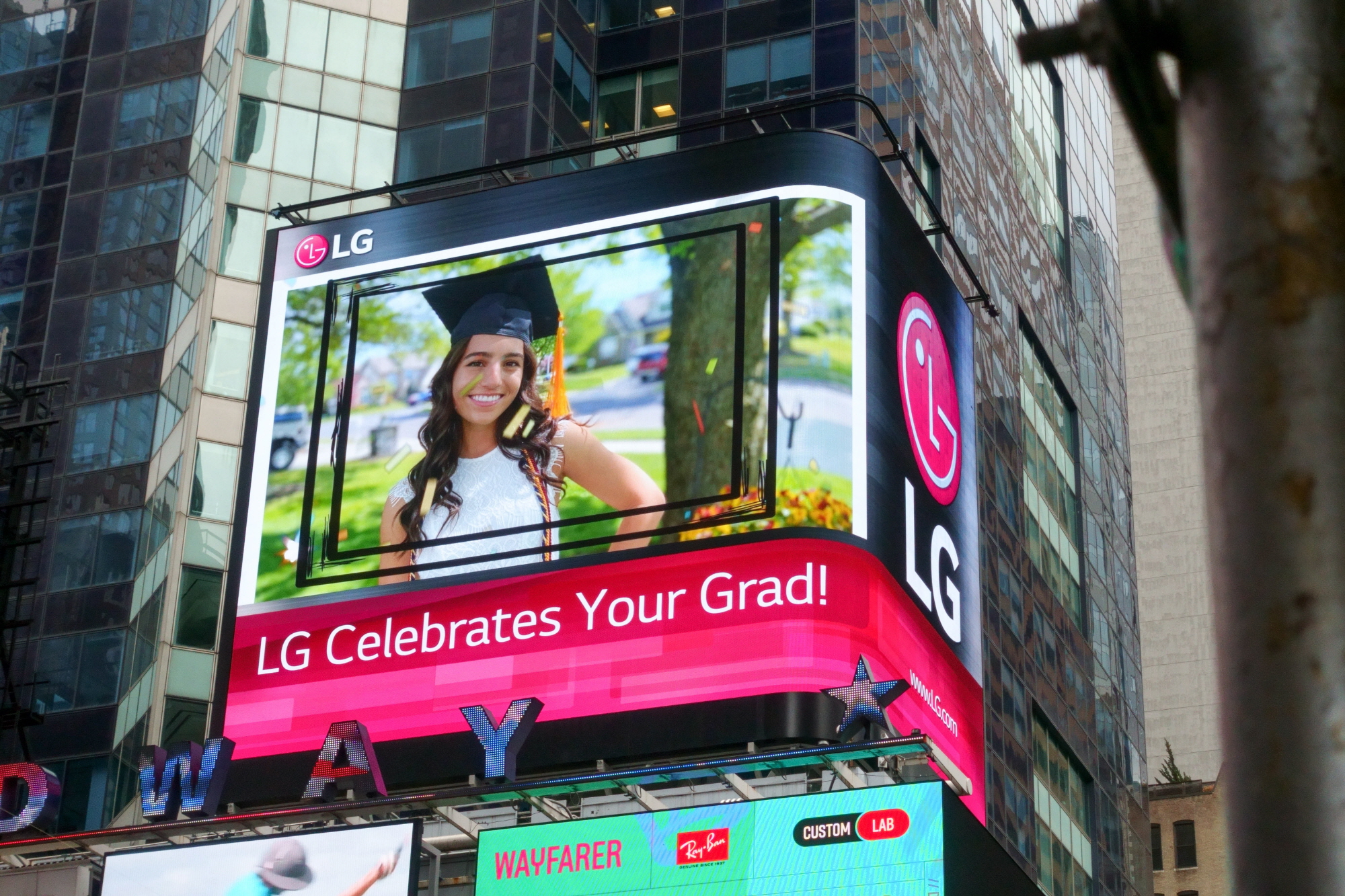 뉴욕 맨해튼 LG전자 전광판 “이번 주는 졸업앨범”