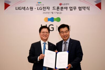양사는 지난 17일 경기도 성남시에 위치한 LIG넥스원 판교하우스에서 LIG넥스원 사업본부장 이건혁 상무(사진 오른쪽)와 LG전자 부품솔루션사업부장 왕철민 전무 등이 참석한 가운데 '드론분야 업무 협약'을 체결했다.