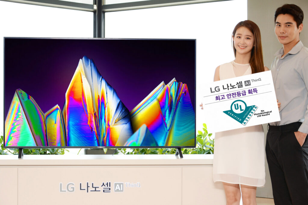 모델이 글로벌 안전과학회사 'UL'로부터 '광생물학적 LED 안전성' 검증을 받은 'LG 나노셀 TV'를 소개하고 있다.