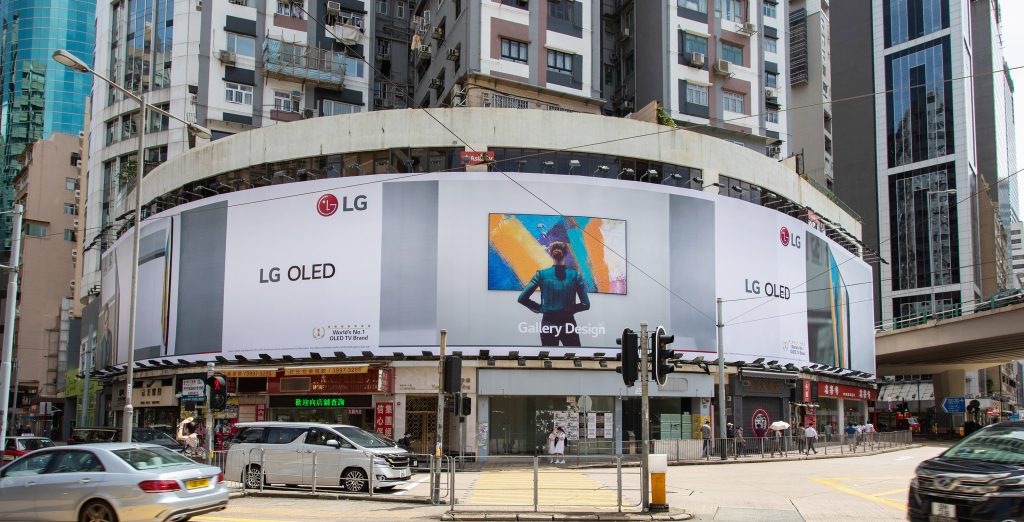 LG전자가 홍콩 최대 번화가 코즈웨이베이에 LG 올레드 TV 대형 옥외광고를 선보였다. 