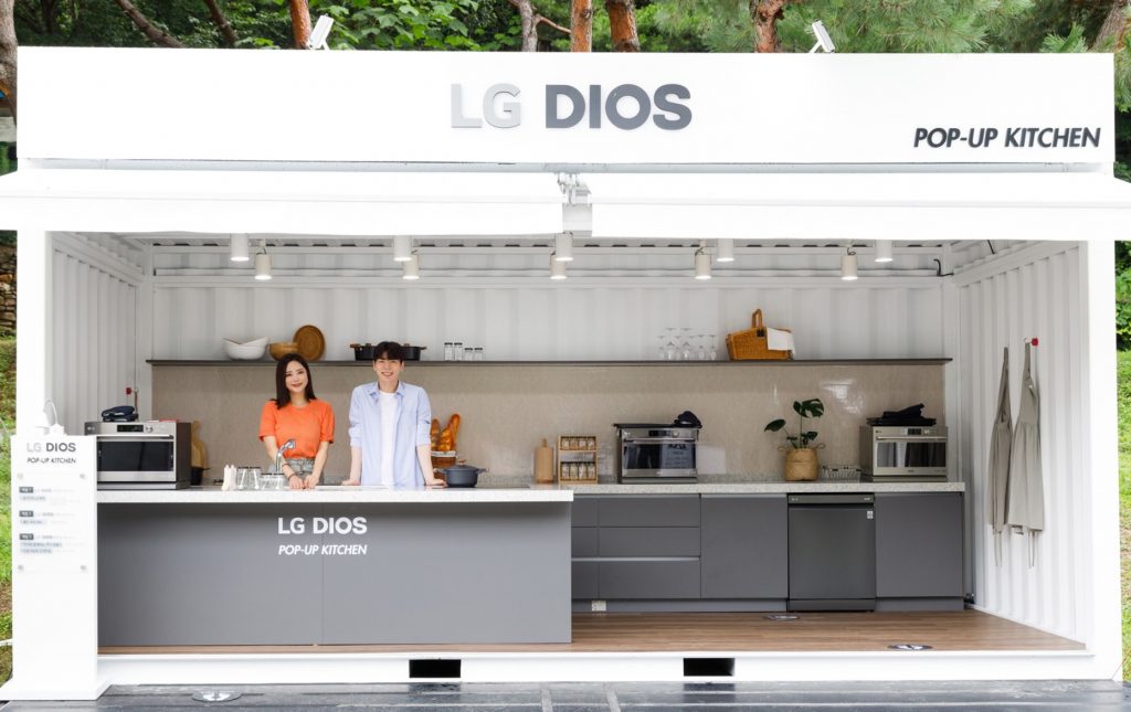 LG전자는 24일부터 26일까지 강원도 춘천시에 있는 황금박쥐캠핑장에서 고객들이 야외에서 주방가전인 LG 디오스 제품을 체험할 수 있는 이색 이벤트를 열었다. 