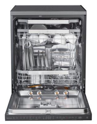 LG 디오스 식기세척기의 100도 트루 스팀 기능으로 식기를 살균하는 모습.