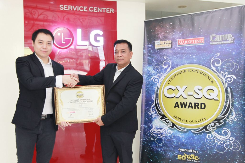 LG전자 인도네시아 서비스법인 직원이 CCSL 관계자로부터 인증서를 전달받고 있다. 