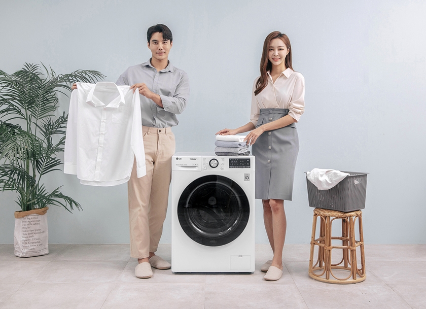 모델들이 12kg 용량 LG 트롬 세탁기 씽큐(모델명: F12WVC)를 소개하고 있다.