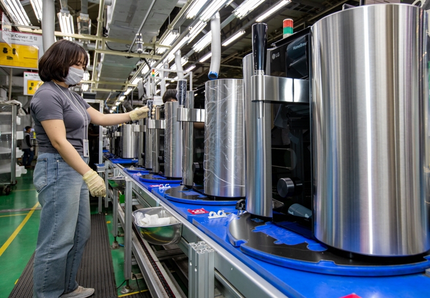 LG전자 직원들이 16일 경남 창원사업장에서 캡슐형 수제맥주제조기 'LG 홈브루'를 생산하고 있다.