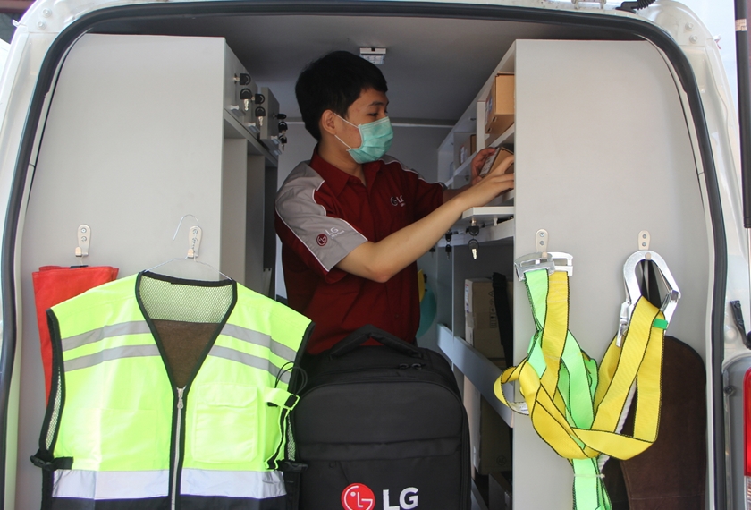 LG전자가 최근 필리핀, 인도네시아, 호주 등 3개 국가에서 찾아가는 시스템에어컨 서비스인 DMS(Direct Mobile Service)를 시작했다. 이는 2013년 베트남, 태국, 싱가포르에 이어 아시아 6개 국가로 확대한 것이다. 인도네시아의 LG전자 시스템에어컨 서비스 엔지니어가 DMS 전용 차량을 점검하고 있다.