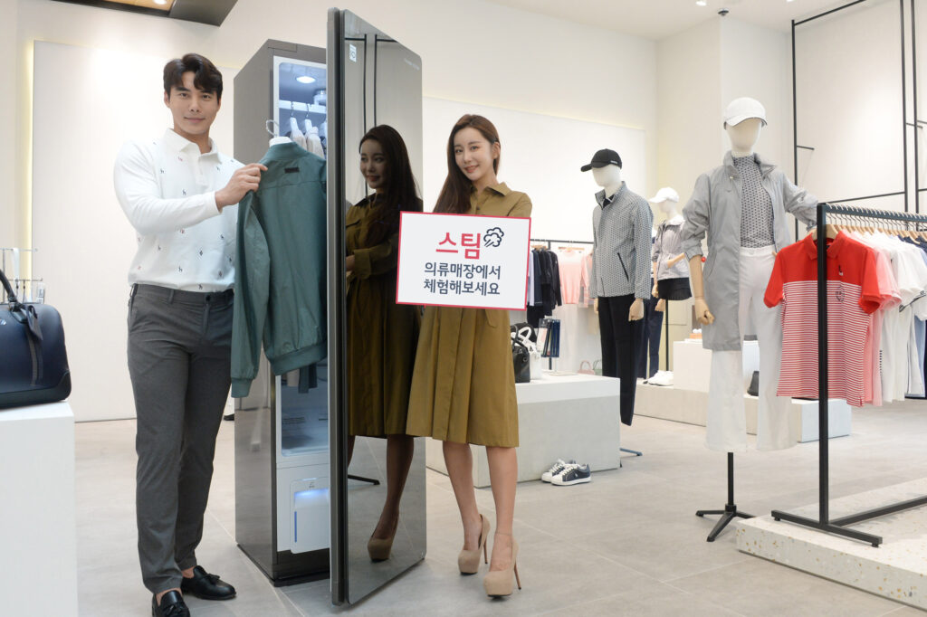 모델들이 서울에 있는 헤지스 명동점에서 'LG 트롬 스타일러'를 소개하고 있다.