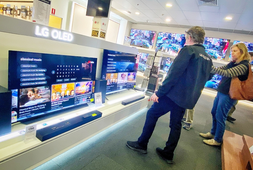 고객들이 호주 하버노만(Harvey Norman) 가전 매장에서 5년 연속 호주 최고 TV 브랜드로 선정된 LG전자의 올레드 TV를 체험하고 있는 모습