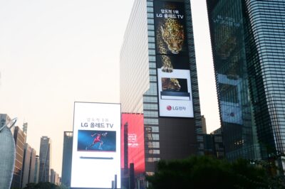 LG전자가 서울 강남구 테헤란로에 위치한 그랜드 인터컨티넨탈 서울 파르나스 건물 외벽에 LG 올레드 TV 초대형 옥외 광고(사진 오른쪽 광고물)를 설치했다.