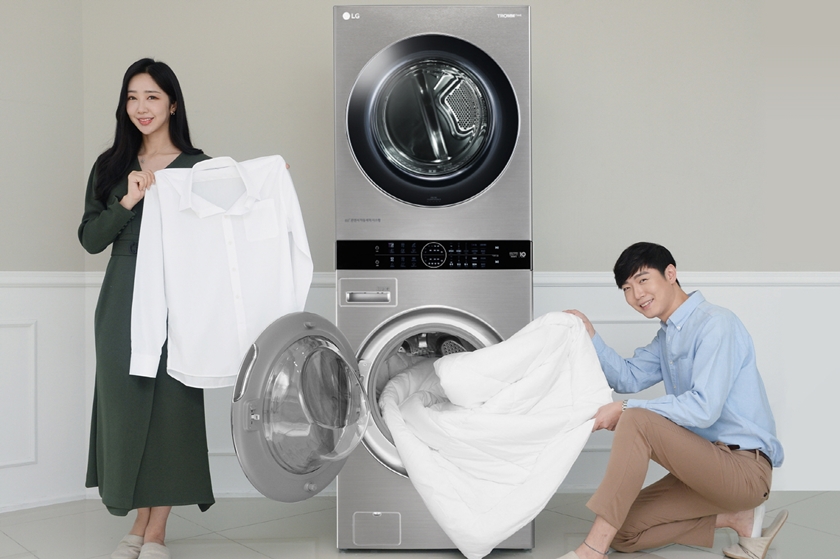 모델들이 원바디 세탁건조기 ‘트롬 워시타워’ 신제품을 소개하고 있다.