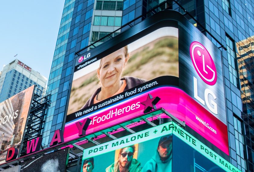 뉴욕 맨해튼 타임스스퀘어에 있는 전광판에서 상영 중인 LG전자 공익 영상