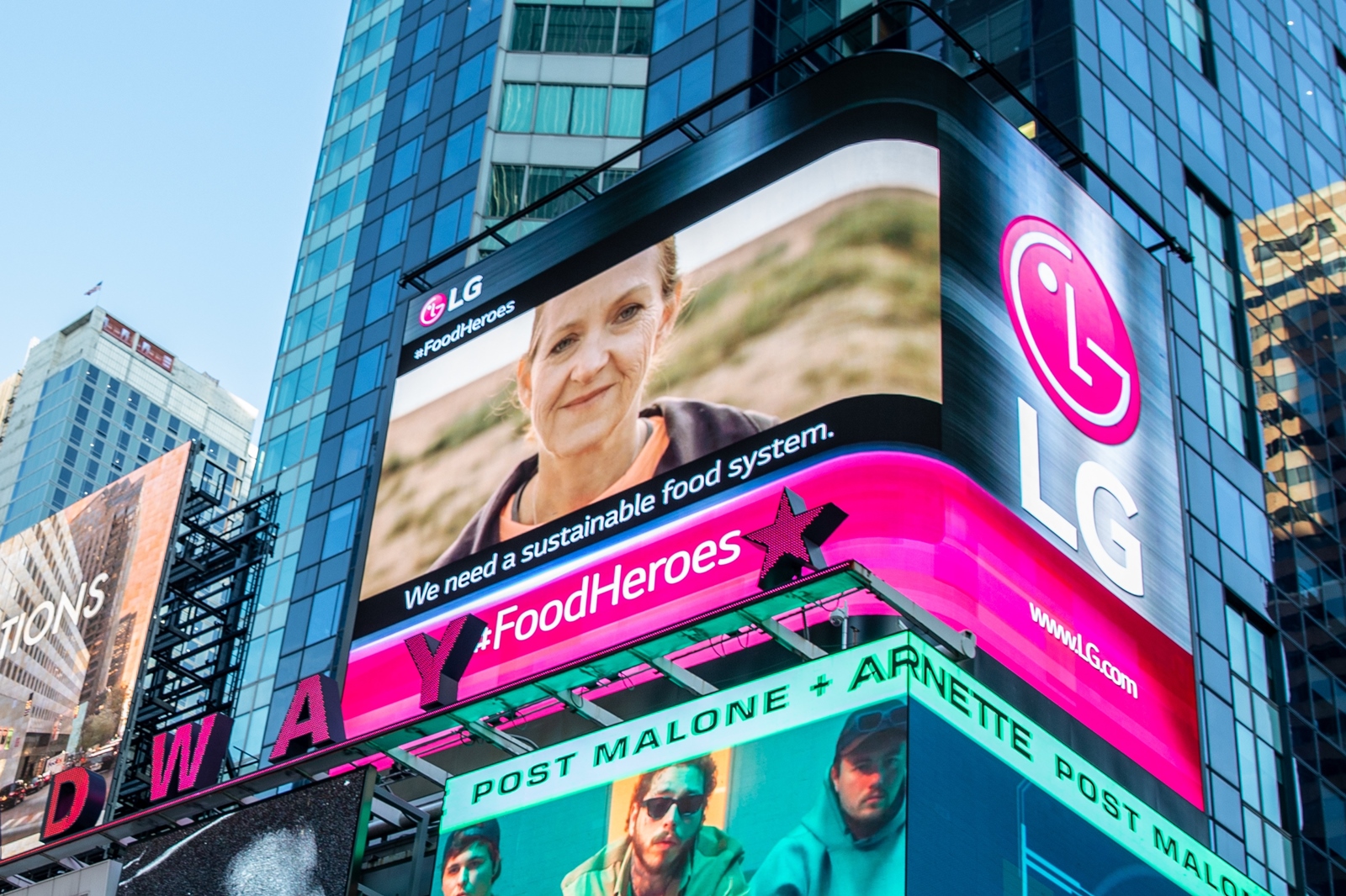 뉴욕 맨해튼 타임스스퀘어에 있는 전광판에서 상영 중인 LG전자 공익 영상