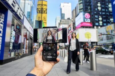 뉴욕 타임스스퀘어 광장에서 모델이 LG 윙을 소개하고 있다.