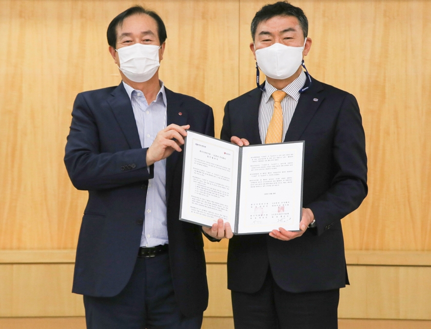 한국기계연구원 박상진 원장(사진 오른쪽)과  LG전자 생산기술원장 홍순국 사장이 업무협약을 체결했다.
