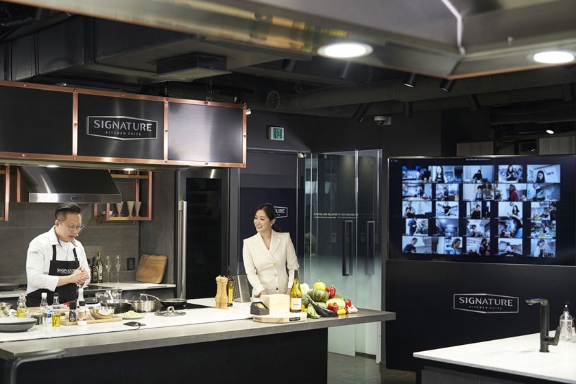 28일 이준 셰프가 서울시 강남구 논현동에 있는 시그니처 키친 스위트 논현 쇼룸에서 화상채팅서비스 줌(Zoom)을 활용해 요리 수업을 진행했다.