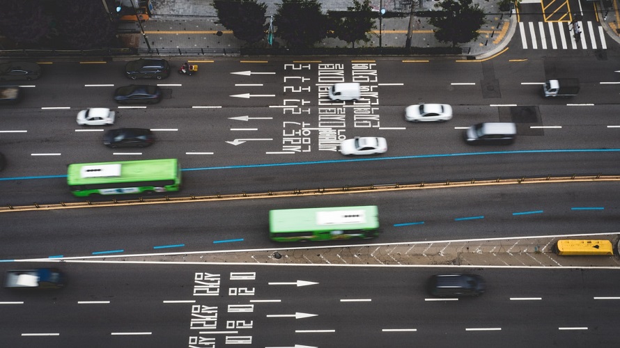 차선이 복잡한 도로를 달리는 자동차들의 드론 촬영 사진