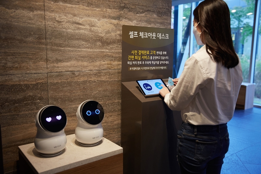 LG 클로이 홈로봇은 곤지암리조트 투숙객의 체크아웃과 차량등록 등을 돕는다. 고객이 LG 클로이 홈로봇으로 셀프 체크아웃을 하고 있다. 