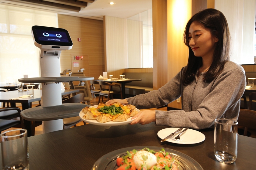 LG 클로이 서브봇(선반형)이 곤지암리조트 레스토랑에서 고객들에서 음식을 서빙하고 있다. 클로이 서브봇은 레스토랑에서는 고객이 음식을 주문하면 테이블까지 음식을 서빙하거나 식사가 끝난 테이블의 그릇들을 퇴식구로 운반한다.