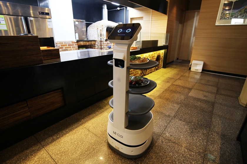 LG 클로이 서브봇(선반형)이 곤지암리조트 레스토랑에서 고객들에서 음식을 서빙하고 있다. 