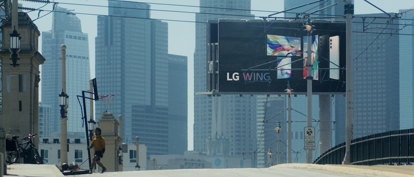LG전자가 전략 스마트폰 ‘LG 윙(LG WING)’의 글로벌 출시 확대에 맞춰 세계적인 영화감독 마이클 베이(Michael Bay)와 손잡고 ‘LG 윙(LG WING)’ 알리기에 나섰다. 연내 개봉 에정인 영화 '송버드'의 예고영상 캡쳐화면.