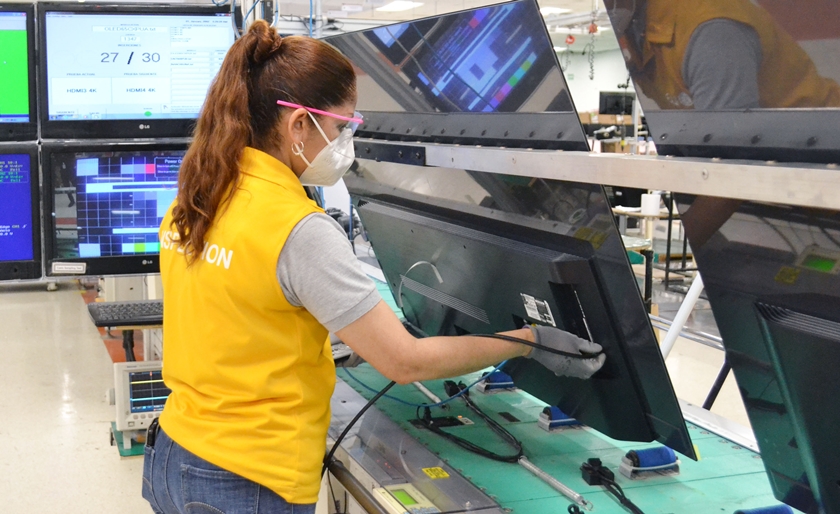 LG전자 직원이 멕시코 레이노사(Reynosa)에 위치한 TV 생산라인에서  LG 올레드 TV(모델명 65CX)를 생산하는 모습.