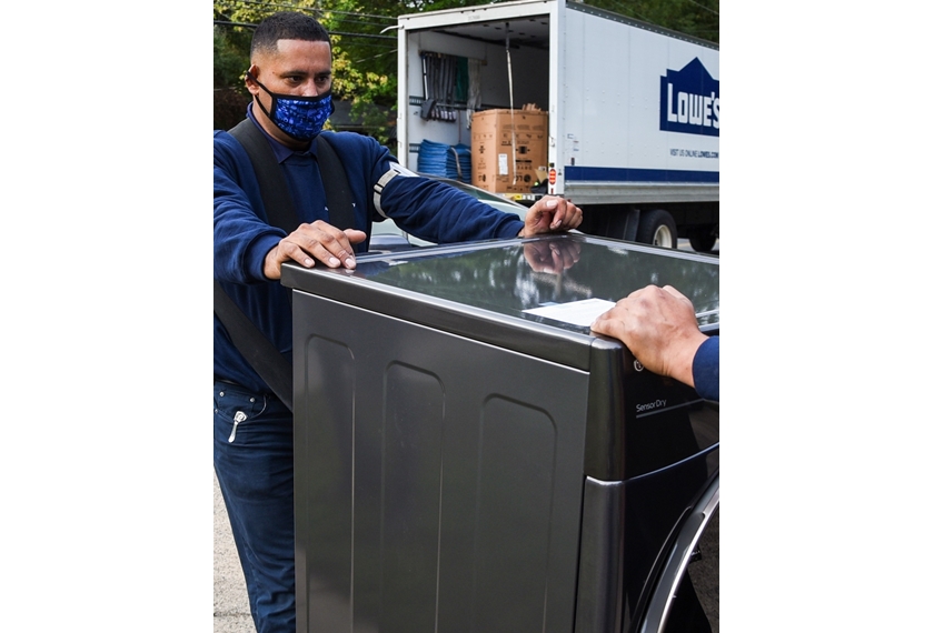 로우스 직원이 LG전자의 에너지스타 인증을 받은 냉장고를 배송하고 있다.