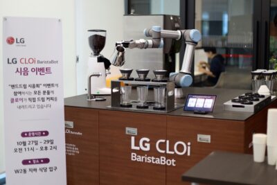 LG 클로이 바리스타봇이 핸드드립 방식으로 커피를 만들고 있다.