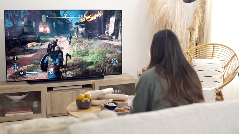 배우 올리비아 문(Olivia Munn)이 LG 올레드 TV로 게임을 즐기고 있다.