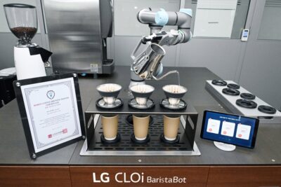 '로봇 브루잉 마스터' 자격증을 획득한 'LG 클로이 바리스타봇'이 커피를 만들고 있다.