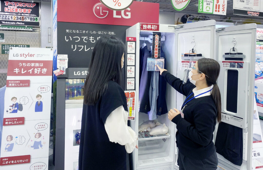 일본 도쿄의 가전매장에서 고객이 LG 스타일러를 살펴보고 있다.