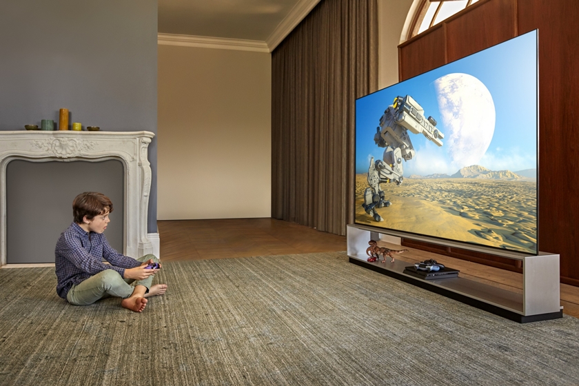  LG전자 올레드 TV가 차원이 다른 화질뿐만 아니라 압도적인 게이밍 성능으로 해외 유력 매체들로부터 최고 게이밍 TV로 인정받고 있다. 모델이 LG 올레드 TV(모델명: ZX)를 활용해 게임을 즐기고 있다.