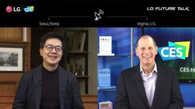 LG전자가 美 동부시간 12일 세계 최대 가전·IT 전시회 ‘CES 2021’에서 ‘함께 만드는 혁신’을 주제로 ‘LG 미래기술대담’을 진행했다. LG전자 CTO 박일평 사장(왼쪽)과 CTA(미국소비자기술협회) CEO 게리 샤피로(Gary Shapiro)가 대화를 나누고 있다.