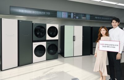 LG전자가 새해를 맞아 이달 31일까지 ‘한마음 동행 페스타’를 진행한다. 모델들이 서울 강서구에 위치한 LG베스트샵 강서본점에서 한마음 동행 페스타를 소개하고 있다. 사진 왼쪽부터 LG 오브제컬렉션 스타일러, 워시타워, 1도어 컨버터블 냉장고.