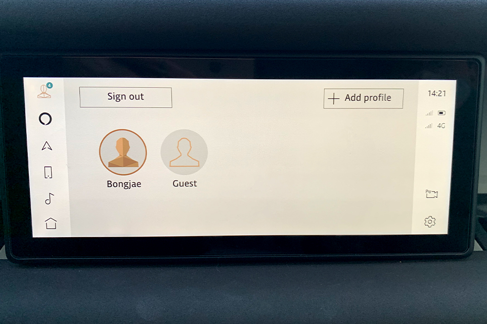 랜드로버 디펜더 차량 탑승객들의 프로필 정보를 세팅한 AVN UI의 모습
