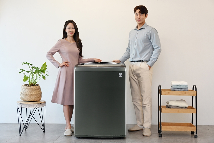 LG전자가 16일 인공지능 기능을 갖춘 ‘LG 통돌이 세탁기’ 신제품(모델명: TS22BVD)을 출시한다. 모델들이 'LG 통돌이 세탁기' 신제품을 소개하고 있다.