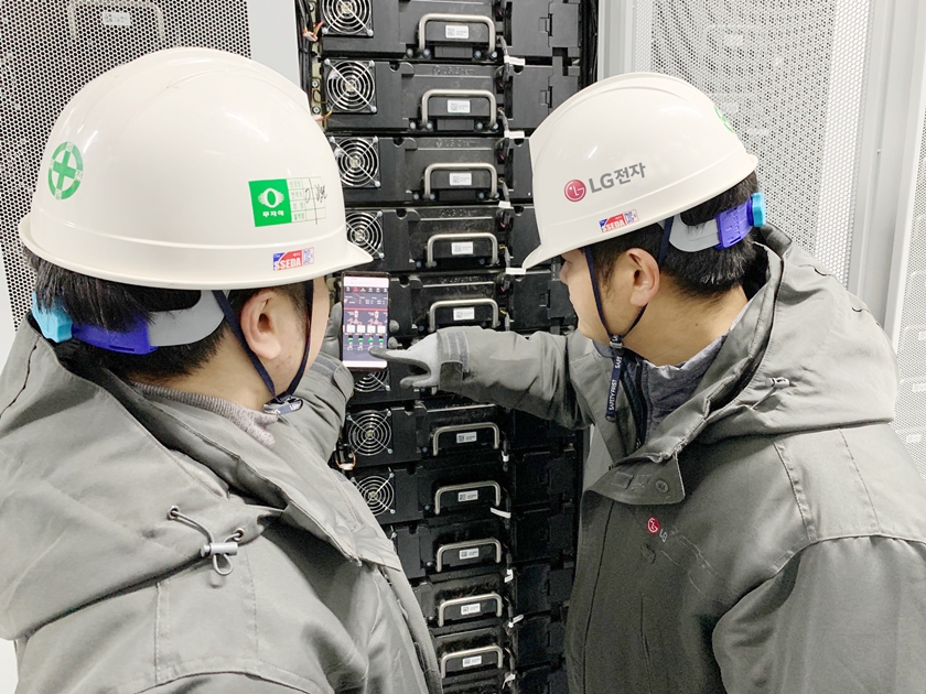 LG전자 직원들이 전남 신안군 안좌스마트팜앤쏠라시티에 구축한 에너지저장장치(ESS; Energy Storage System)의 동작상황을 스마트폰을 통해 확인하고 있다.