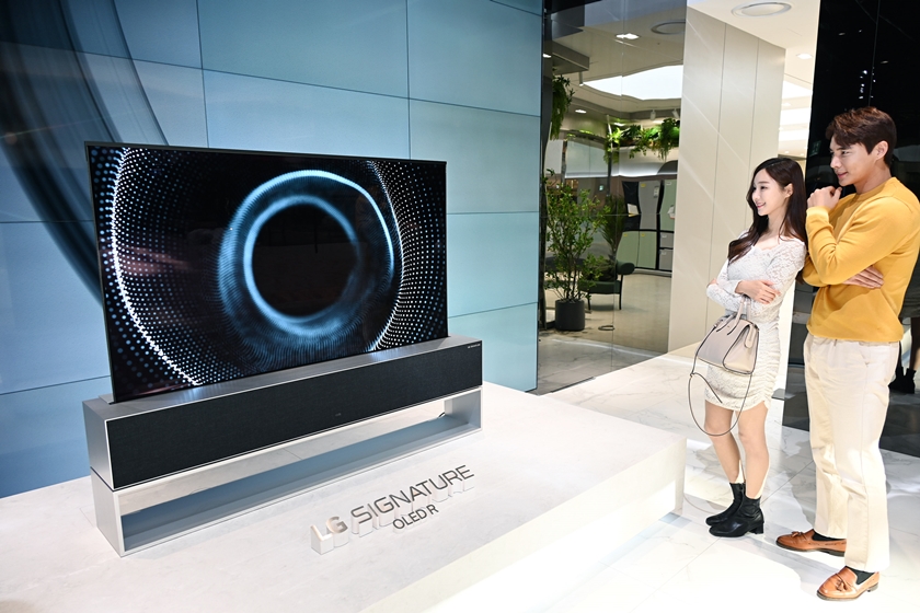 LG전자가 서울 여의도 소재 ‘더현대 서울’에 국내 백화점 내 베스트샵 가운데 최대 규모 매장을 연다. 모델들이 매장 입구에 마련된 롤러블 TV 전시존에서 세계 최초 롤러블 올레드 TV인 LG 시그니처 올레드 R를 소개하고 있다.