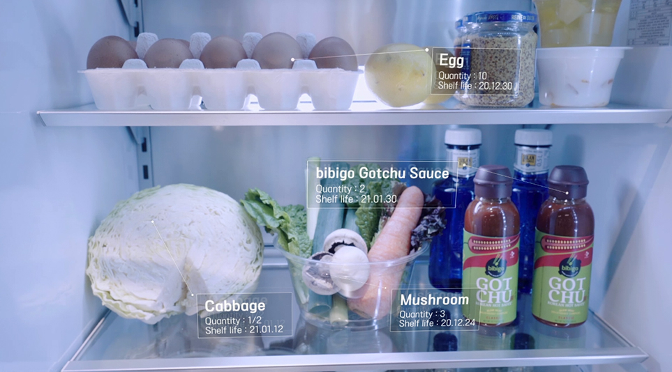 LG 씽큐 앱의 비전팩 기술로 냉장고의 내부를 확인할 수 있는 스마트 냉장고