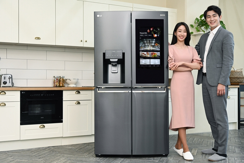 LG전자가 고객 라이프 스타일에 맞춰 편의성을 높인 ‘디오스 스마트 얼음정수기 냉장고’를 29일 출시한다. 모델들이 신제품을 소개하고 있다.