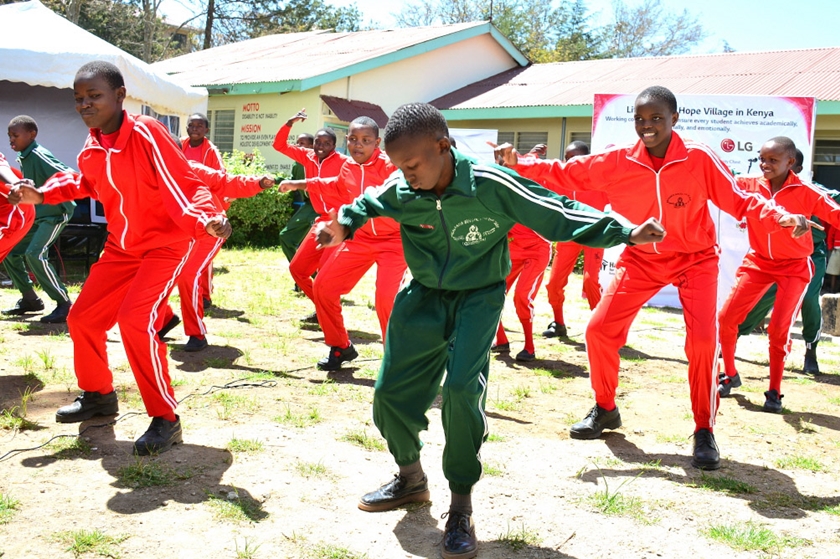 LG전자가 아프리카 케냐에 있는 아이들이 더 나은 환경에서 교육을 받을 수 있도록 비영리단체인 해비타트, 케냐 정부와 협력해 사회공헌 활동을 펼치고 있다. 마차코스 청각장애인학교 학생들이 도서관 기공식을 축하하고 있다. 