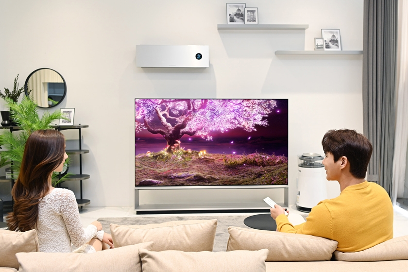 LG전자가 TV 사업 55주년을 맞아 내달 말까지 전국 오프라인 매장에서 LG 올레드 TV를 구매하는 고객에게 모델에 따라 다양한 구매 혜택을 제공한다. LG전자 모델들이 세계 최초 8K 올레드 TV인  LG 시그니처 올레드 8K를 소개하고 있다.  